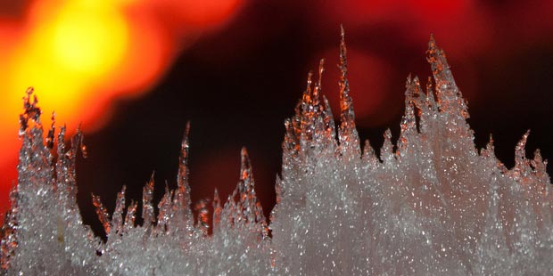 Feuer und Eis. Abbildung: Jason Bolonski, Fire & Ice. CC BY 2.0 https://www.flickr.com/photos/bolonski/4352424581/c